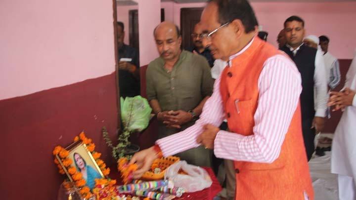 मुख्यमंत्री श्री चौहान ने बरेली पहुँचकर स्व. श्रीमती चौधरी को दी श्रृद्धांजलि